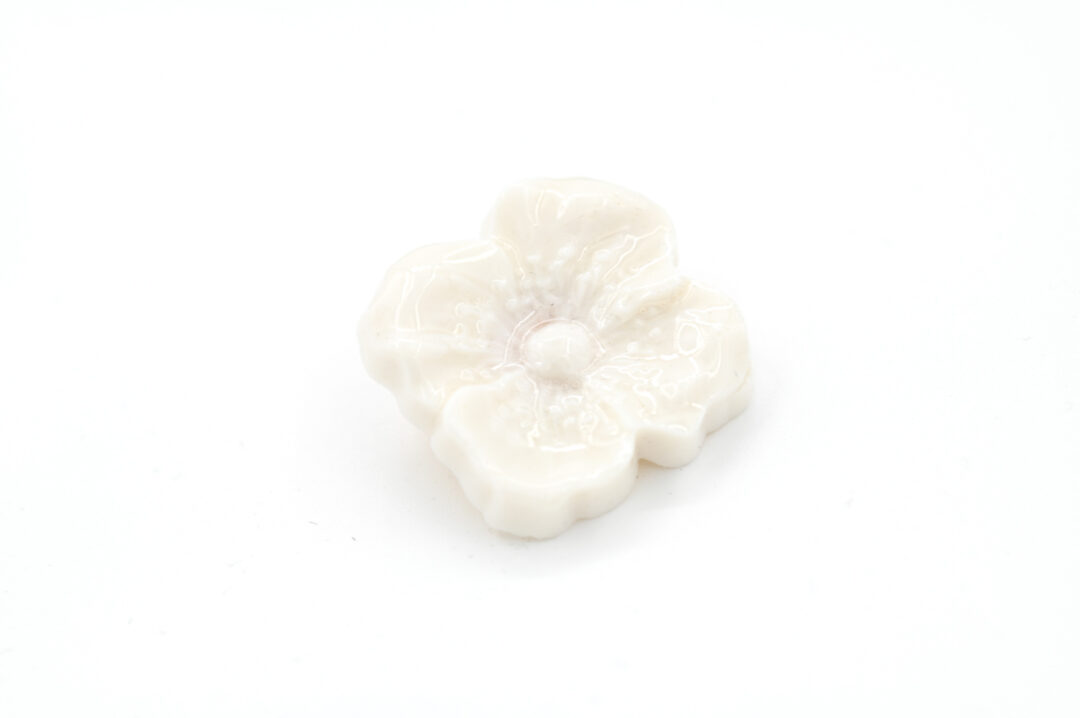 2000000015200-broche-porcelaine-de-limoges-fleur