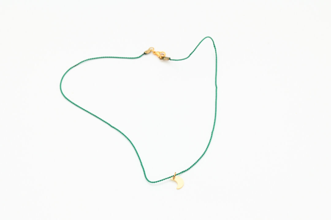 2000000015705-collier-fil-de-soie-vert---croissant-de-lune