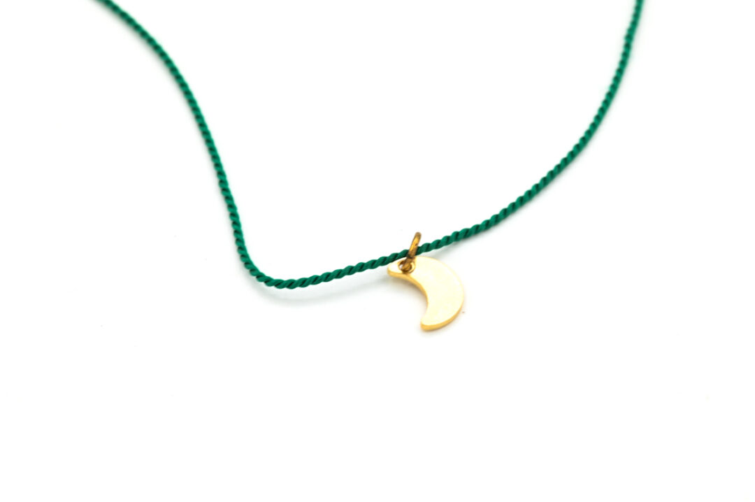 2000000015705-collier-fil-de-soie-vert---croissant-de-lune