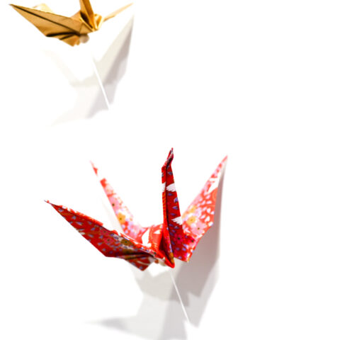 2000000017273-guirlande-origami-rouge-blanc-or